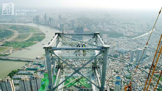  Cận cảnh công trường thi công đỉnh tòa nhà cao nhất Việt Nam, dự kiến khai trương vào quý 4 - Ảnh 4.