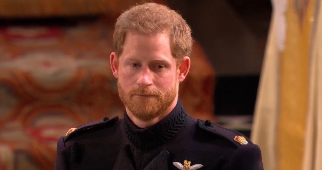 Nét mặt xúc động và đăm chiêu của hoàng tử Harry trong ngày cưới và lý do thực sự đằng sau - Ảnh 1.