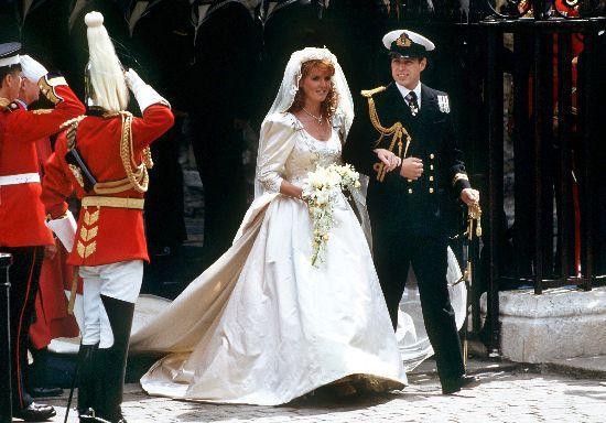 Những chiếc váy cưới đẹp nhất và đi vào lịch sử của Hoàng gia Anh - Ảnh 3.