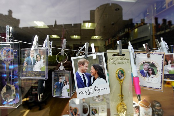  Bên trong túi quà cưới của Hoàng tử Harry và Công nương Meghan có gì đặc biệt mà người phụ nữ rao bán trên ebay với giá hơn 650 triệu đồng? - Ảnh 2.