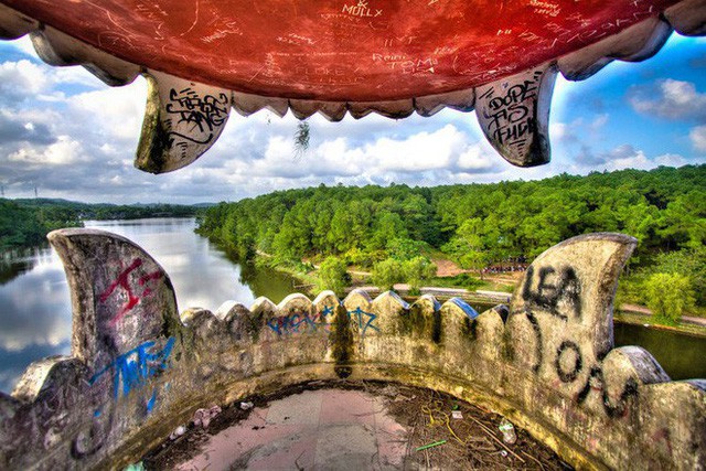  Dù tiêu điều, công viên nước bỏ hoang tại Huế vẫn đẹp đến ma mị qua ống kính của nhiếp ảnh gia Mỹ  - Ảnh 11.