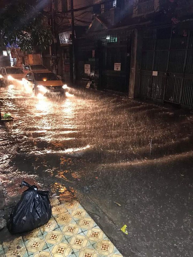  Hà Nội mưa lớn, nhiều tuyến phố ngập sâu  - Ảnh 5.