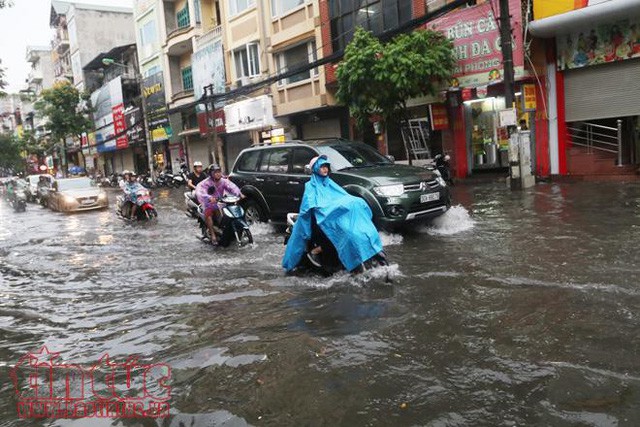  Hà Nội mưa lớn, nhiều tuyến phố ngập sâu  - Ảnh 8.