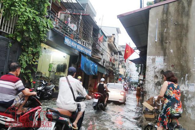  Hà Nội mưa lớn, nhiều tuyến phố ngập sâu  - Ảnh 9.