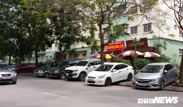  Ảnh: Giải tỏa bãi đỗ xe ở Hà Nội, dân đành để xe trên bãi rác  - Ảnh 12.