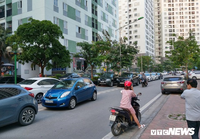  Ảnh: Giải tỏa bãi đỗ xe ở Hà Nội, dân đành để xe trên bãi rác  - Ảnh 13.