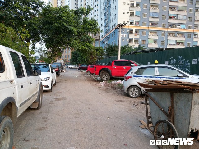  Ảnh: Giải tỏa bãi đỗ xe ở Hà Nội, dân đành để xe trên bãi rác  - Ảnh 8.