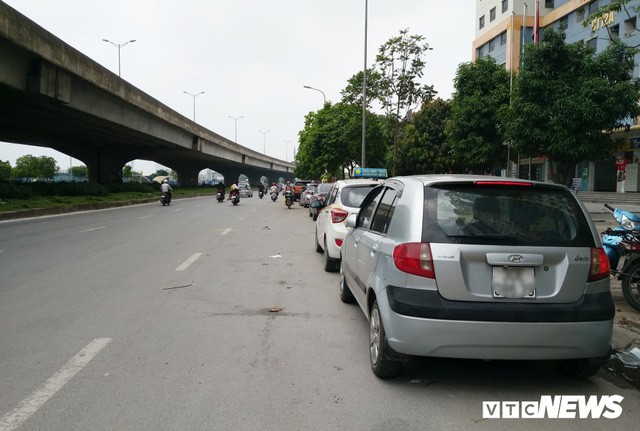  Ảnh: Giải tỏa bãi đỗ xe ở Hà Nội, dân đành để xe trên bãi rác  - Ảnh 9.