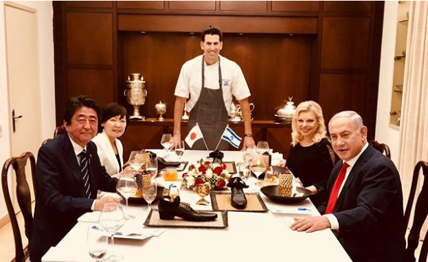 Thủ tướng Nhật được mời đồ ăn trong... giày ở Israel - Ảnh 1.