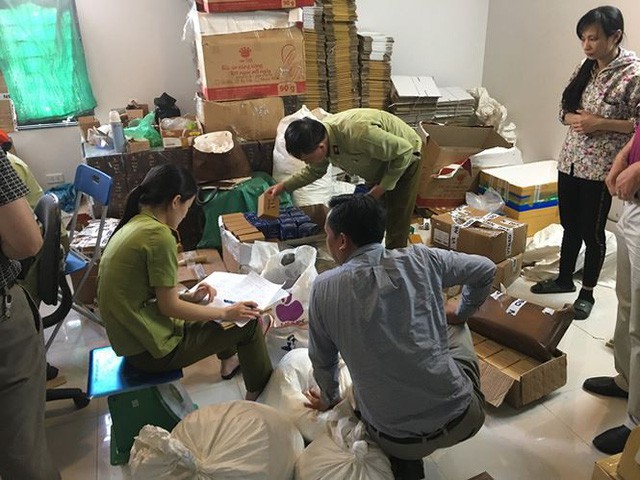  Cận cảnh lô mỹ phẩm giả vừa bị phát hiện ở Hà Nội - Ảnh 1.