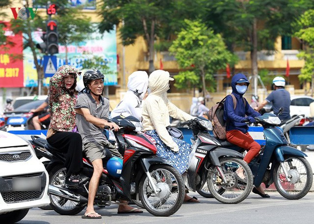 Dân Hà Nội khổ sở tìm cách chống nắng nóng đầu hè - Ảnh 2. Dân Hà Nội khổ sở tìm cách chống nắng nóng đầu hè - Ảnh 2.