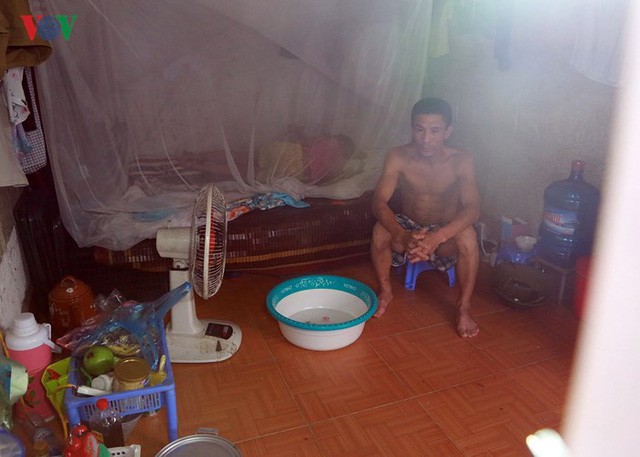 Dân Hà Nội khổ sở tìm cách chống nắng nóng đầu hè - Ảnh 13. Dân Hà Nội khổ sở tìm cách chống nắng nóng đầu hè - Ảnh 13.