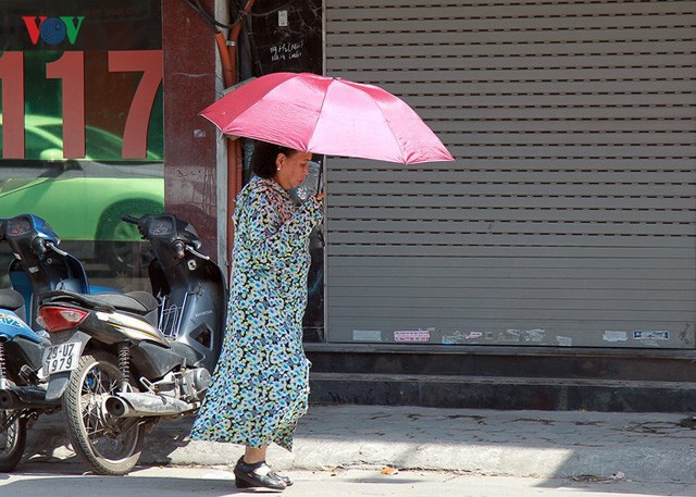 Dân Hà Nội khổ sở tìm cách chống nắng nóng đầu hè - Ảnh 5. Dân Hà Nội khổ sở tìm cách chống nắng nóng đầu hè - Ảnh 5.