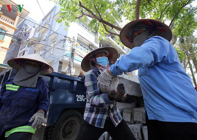 Dân Hà Nội khổ sở tìm cách chống nắng nóng đầu hè - Ảnh 7. Dân Hà Nội khổ sở tìm cách chống nắng nóng đầu hè - Ảnh 7.