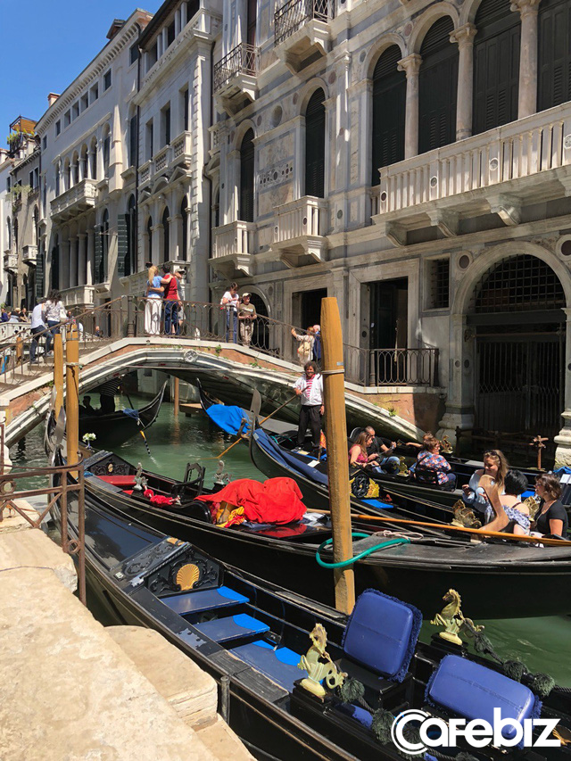 Tôi vừa đến Venice và suýt chết ngạt, thành phố này đang bị nhấn chìm - không phải vì nước biển dâng mà bởi dòng lũ những du khách như tôi... - Ảnh 2.