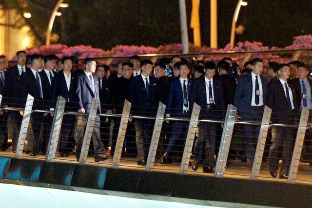  [NÓNG]: Ông Kim Jong-un bất ngờ xuống phố vãn cảnh đêm Singapore sau một ngày im lặng  - Ảnh 3.