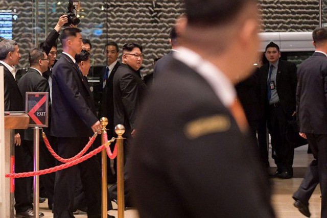  [NÓNG]: Ông Kim Jong-un bất ngờ xuống phố vãn cảnh đêm Singapore sau một ngày im lặng  - Ảnh 5.