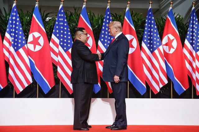 Chùm ảnh: Sự tương tác thú vị giữa Tổng thống Trump và lãnh đạo Triều Tiên Kim Jong-un - Ảnh 4.
