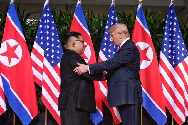 Chùm ảnh: Sự tương tác thú vị giữa Tổng thống Trump và lãnh đạo Triều Tiên Kim Jong-un - Ảnh 5.