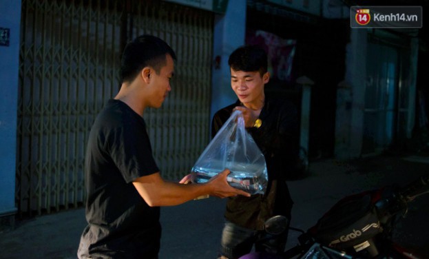 Dịch vụ giao thức ăn đêm ở Sài Gòn tăng cường hoạt động đến gần 3h sáng trong mùa World Cup - Ảnh 14.