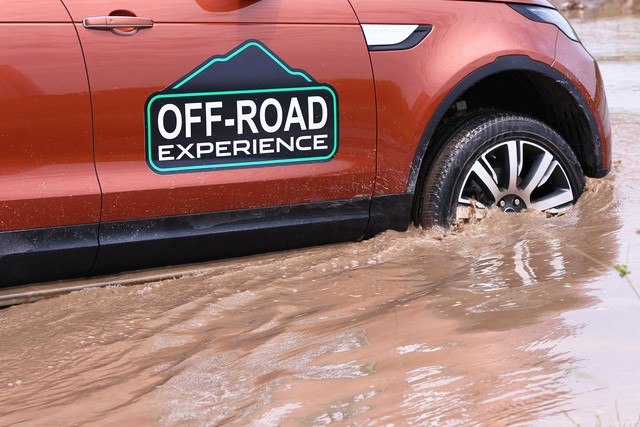 Offroad kiểu quý tộc: Mang Range Rover đi lội bùn, vượt dốc, thoát ổ voi nhưng không cần làm gì hết! - Ảnh 1.