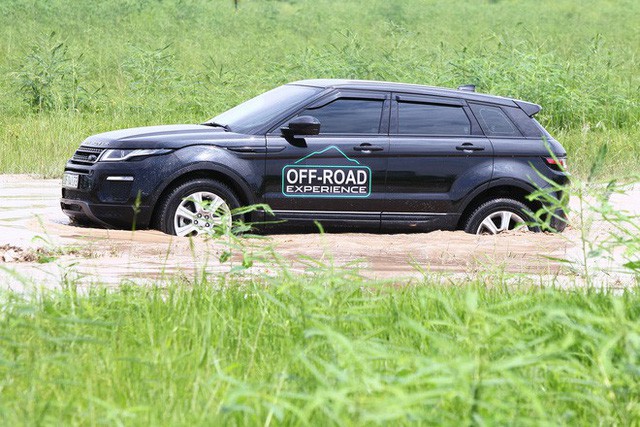 Offroad kiểu quý tộc: Mang Range Rover đi lội bùn, vượt dốc, thoát ổ voi nhưng không cần làm gì hết! - Ảnh 4.