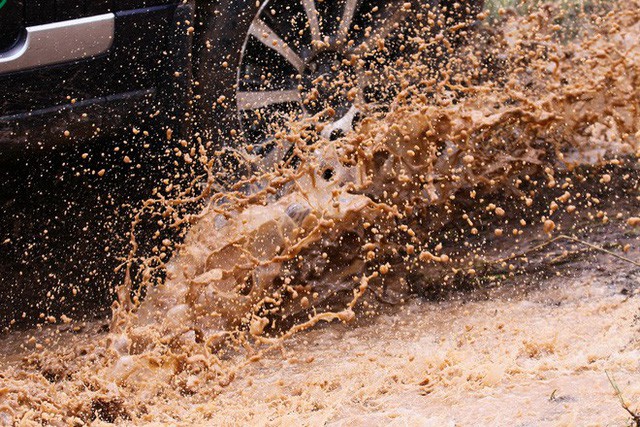Offroad kiểu quý tộc: Mang Range Rover đi lội bùn, vượt dốc, thoát ổ voi nhưng không cần làm gì hết! - Ảnh 5.