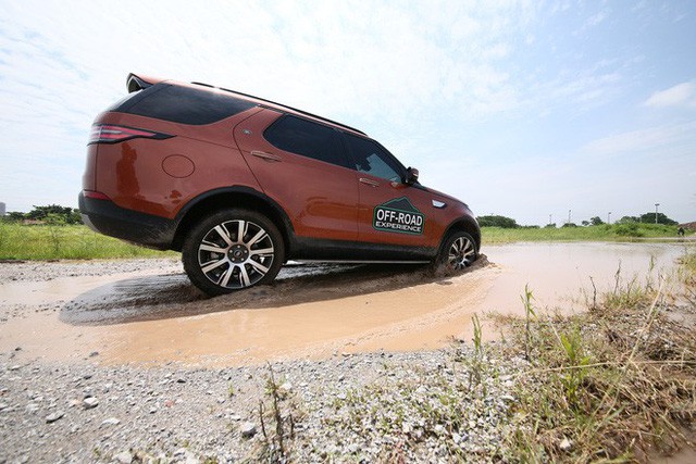Offroad kiểu quý tộc: Mang Range Rover đi lội bùn, vượt dốc, thoát ổ voi nhưng không cần làm gì hết! - Ảnh 6.
