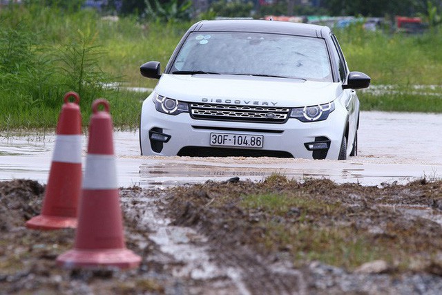 Offroad kiểu quý tộc: Mang Range Rover đi lội bùn, vượt dốc, thoát ổ voi nhưng không cần làm gì hết! - Ảnh 7.