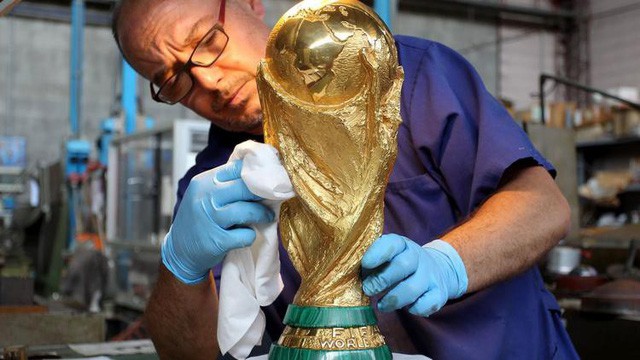  Đột nhập xưởng sản xuất Cúp vàng World Cup giá 456 tỷ đồng: Ánh hào quang giữa khói bụi  - Ảnh 2.