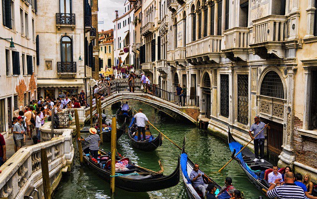 Venice của thời hiện tại: Rẻ tiền trong mắt khách hạng sang và quá xô bồ cho những ai ưa mơ mộng - Ảnh 1.