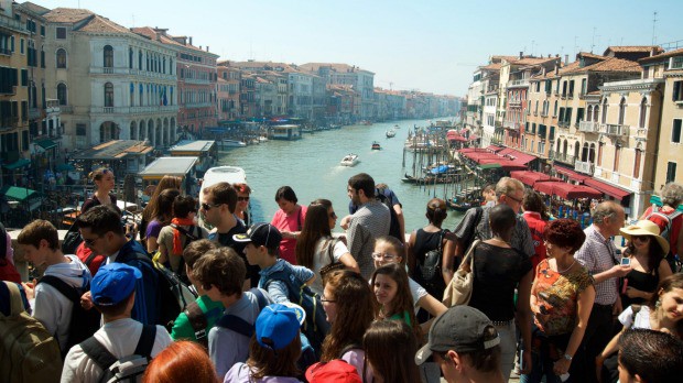 Venice của thời hiện tại: Rẻ tiền trong mắt khách hạng sang và quá xô bồ cho những ai ưa mơ mộng - Ảnh 6.