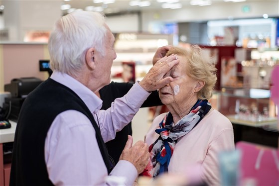 Biết vợ mình sắp mất hẳn thị lực, cụ ông 83 tuổi đi học trang điểm để thành chuyên gia make-up riêng của bà - Ảnh 2.