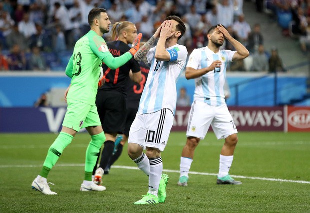 Có một Messi bất lực, đáng thương trong ngày thảm bại của Argentina - Ảnh 11.