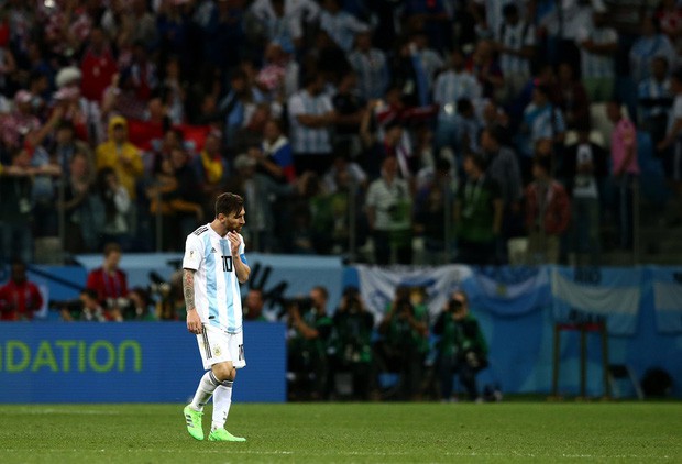 Có một Messi bất lực, đáng thương trong ngày thảm bại của Argentina - Ảnh 13.