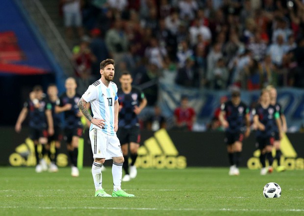 Có một Messi bất lực, đáng thương trong ngày thảm bại của Argentina - Ảnh 16.