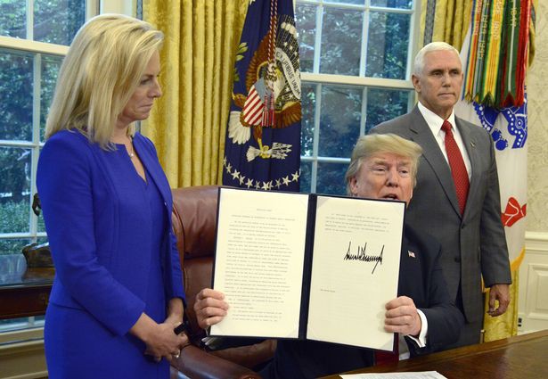Câu chuyện ít biết đằng sau bức ảnh đầy ám ảnh khiến Tổng thống Trump ký sắc lệnh chưa từng có về nhập cư - Ảnh 7.