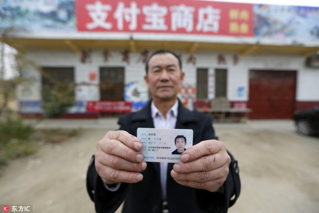 Trung Quốc: Phát hiện người đàn ông giống hệt CEO Jack Ma rao bán nấm rừng ở ven đường - Ảnh 6.