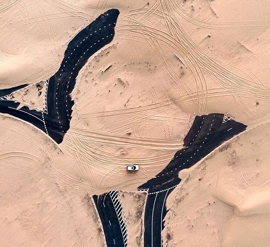  Ngỡ ngàng trước cảnh các con đường UAE ngập chìm trong cát sa mạc  - Ảnh 1.