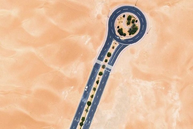  Ngỡ ngàng trước cảnh các con đường UAE ngập chìm trong cát sa mạc  - Ảnh 2.