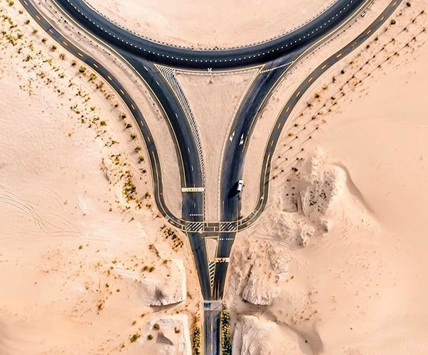 Ngỡ ngàng trước cảnh các con đường UAE ngập chìm trong cát sa mạc  - Ảnh 11.
