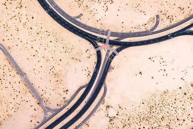  Ngỡ ngàng trước cảnh các con đường UAE ngập chìm trong cát sa mạc  - Ảnh 12.