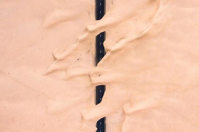 Ngỡ ngàng trước cảnh các con đường UAE ngập chìm trong cát sa mạc  - Ảnh 13.