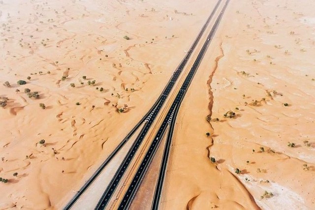 Ngỡ ngàng trước cảnh các con đường UAE ngập chìm trong cát sa mạc - Ảnh 14. Ngỡ ngàng trước cảnh các con đường UAE ngập chìm trong cát sa mạc - Ảnh 14.
