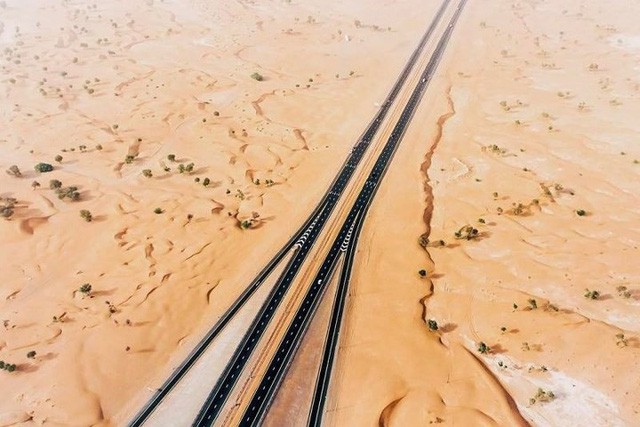  Ngỡ ngàng trước cảnh các con đường UAE ngập chìm trong cát sa mạc  - Ảnh 14.