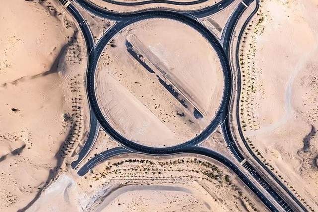 Ngỡ ngàng trước cảnh các con đường UAE ngập chìm trong cát sa mạc - Ảnh 3. Ngỡ ngàng trước cảnh các con đường UAE ngập chìm trong cát sa mạc - Ảnh 3.