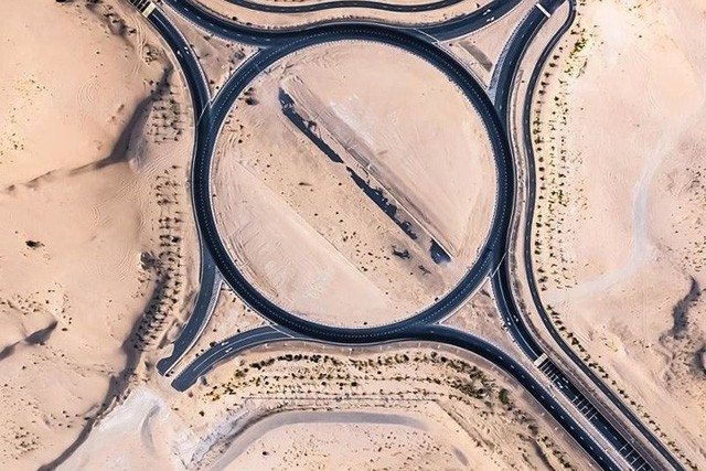  Ngỡ ngàng trước cảnh các con đường UAE ngập chìm trong cát sa mạc  - Ảnh 3.