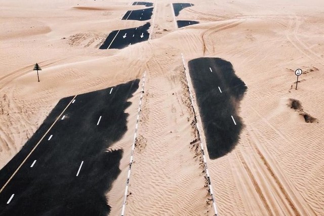 Ngỡ ngàng trước cảnh các con đường UAE ngập chìm trong cát sa mạc - Ảnh 4. Ngỡ ngàng trước cảnh các con đường UAE ngập chìm trong cát sa mạc - Ảnh 4.