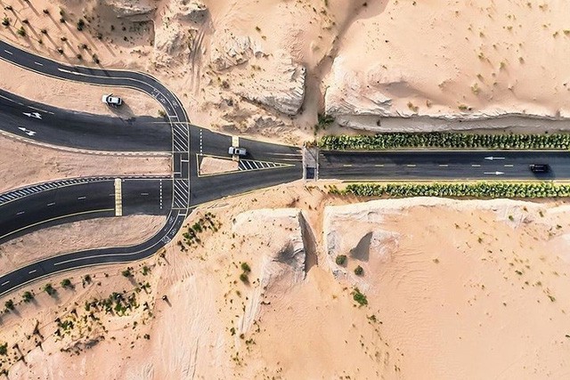  Ngỡ ngàng trước cảnh các con đường UAE ngập chìm trong cát sa mạc  - Ảnh 6.