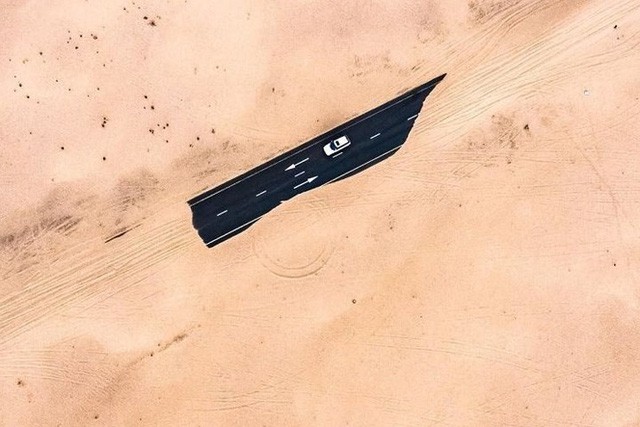 Ngỡ ngàng trước cảnh các con đường UAE ngập chìm trong cát sa mạc  - Ảnh 7.